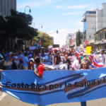 Centenares de costarricenses se manifiestan contra la obligatoriedad